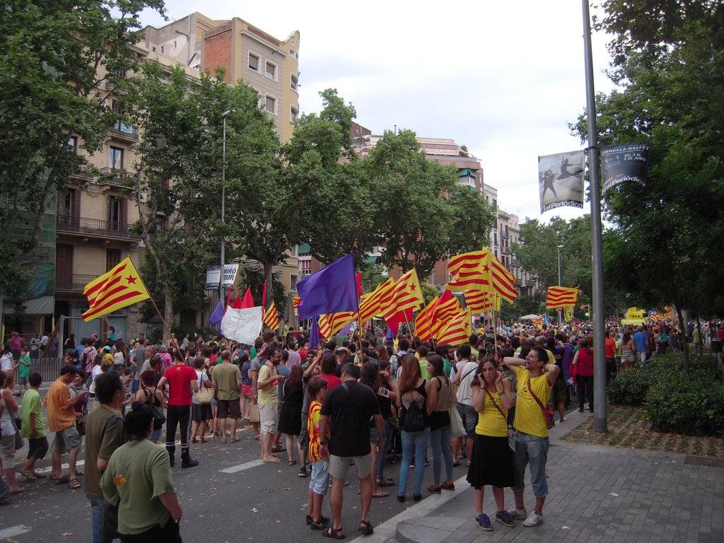 Riu de gent al cercavila per l'escola en català