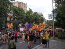 Riu de gent al cercavila per l'escola en català