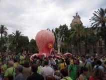 Pop gegant a la cercavila per l'escola en català