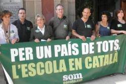 Josep Maria Cervelló, al mig de la pancarte de SomEscola