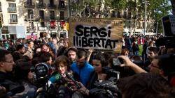 Fotografia on es llueix un cartell demanant la llibertat del Sergi