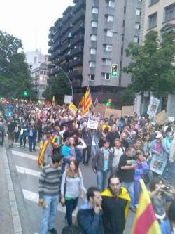 A dos quarts de nou del vespre la concentració es va convertir en una manifestació que va recórrer els carrers de la ciutat