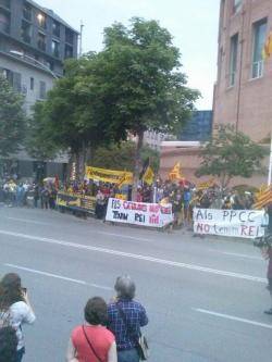  Després de cantar els Segadors els manifestants van anar abandonant lavinguda Jaume I que tenien tallada a lalçada de lantic edifici del Banc dEspanya (actualment ocupat per la Sudelegació).