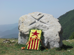 Monòlit de Xirinacs al Pla de can Pegot, al Ripollès