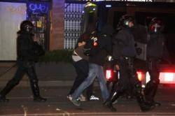 Els mossos amb un detingut durant els avalots de Can Vies Foto: ACN
