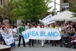 Unes 250 persones a Lleida fan arribar de mà en mà a la Delegació de la Generalitat les 37.593 signatures contra l'ens sanitari de Ponent