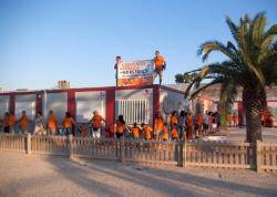 La cadena humana impedeix el desmantellament de l'escola