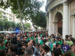 Centenars de persones als Jutjats de Palma amb els encausats d'Educació