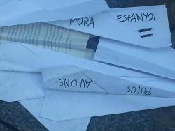 Avions de paper a les Santes de Mataró per denunciar la Festa del Cel