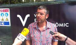 El regidor de la CUP Girona Jordi Navarro atenent els mitjans davant del "Vol Gastronòmic"