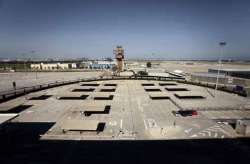 Imatge d'una de les torres de control inutilitzades (dins de la T2 n'hi ha una inaugurada el 1994 que mai ha entrat en servei). (foto:La Directa/Robert Bonet)