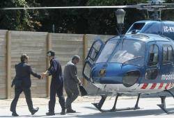 Felip Puig camí de l'helicòpter al Parlament de la CAC