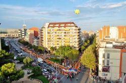 El carrer de Sants i el carrer de Sant Antoni s'han omplert fins a la seva confluència a la plaça de Sants amb 2.200 persones,