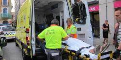 Una ambulància atén un dels ferits en l'agressió a la parada de l'ANC