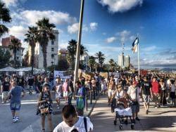 Manifestació pels carrers de la Barceloneta contra "els apartaments turístics il·legals"