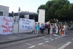 Els pares d'alumnes de l'escola Arrels es van manifestar per reclamar l'obertura d'una classe suplementària