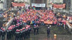 Des de les escalinates, es van proferit crits en favor dels joves, en contra de l'actuació de l'Ertzaintza i van cantar cançons. 