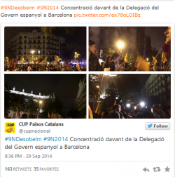 Els manifestants que encara estan davant de la Delegació del govern espanyol van informant dels esdeveniments mitjançant el hashtag #Desobeim.