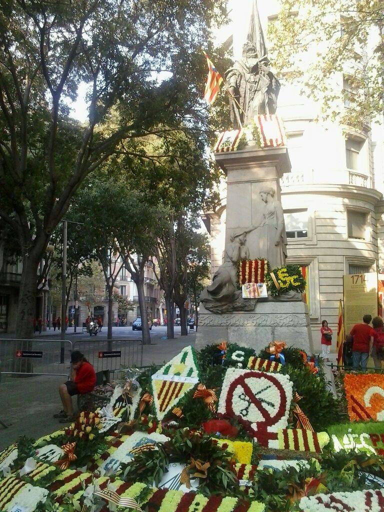 Ofrena al monument a Rafael Casanova de Barcelona