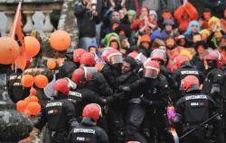  L'Ertzaintza va necessitar prop de tres hores per arrestar als cinc processats que seran traslladats a Madrid i ingressats a la presó fins que acabi el judici (al mes de desembre).