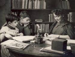 Teresa Rovira a la Biblioteca Popular d'Esparreguera, la dècada de 1950 (fotografia: viquipèdia)