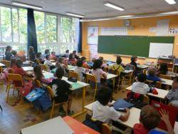 Els mainatges de l'Escola Arrels fan classe a les atapeïdes aules