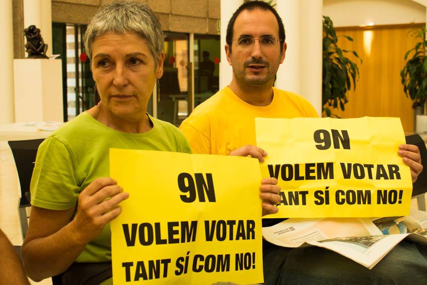 Ocupen la subdelegació de l'Estat a Girona per a reclamar la consulta