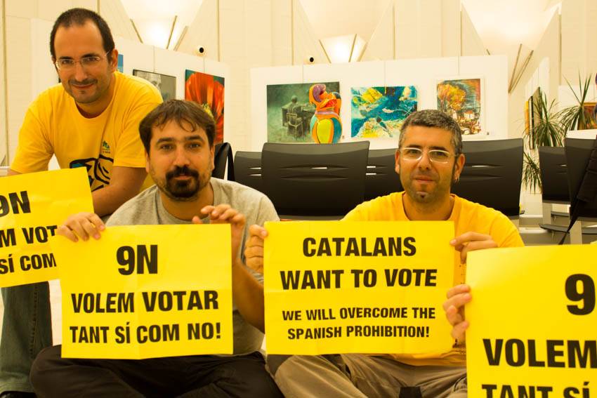 Ocupen la subdelegació de l'Estat a Girona per a reclamar la consulta