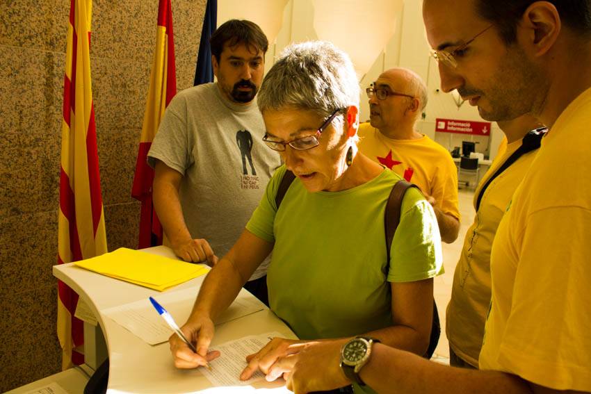 Ocupen la subdelegació de l'Estat a Girona per a reclamar la consulta