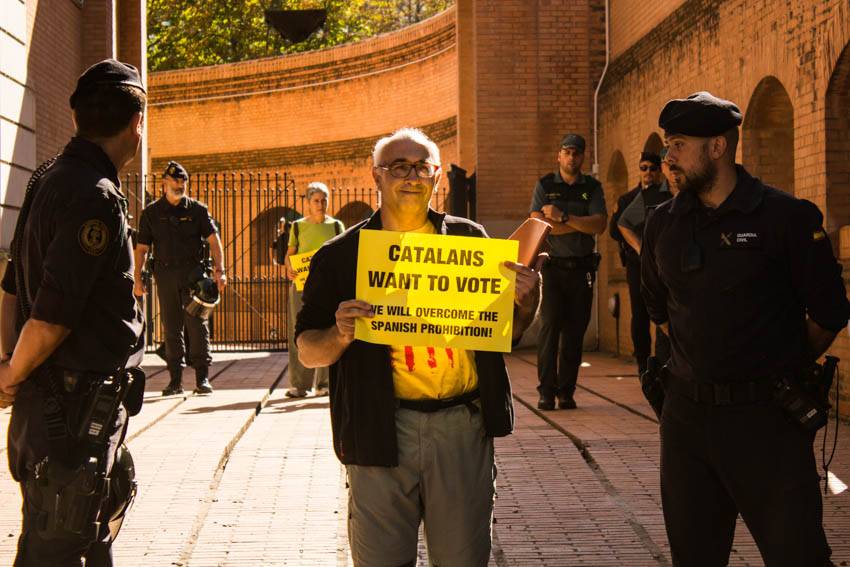 Ocupen la subdelegació de l'Estat a Girona per a reclamar la consulta