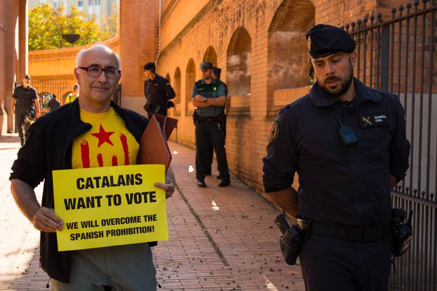 Ocupen la subdelegació de l'Estat a Girona per a reclamar la consulta