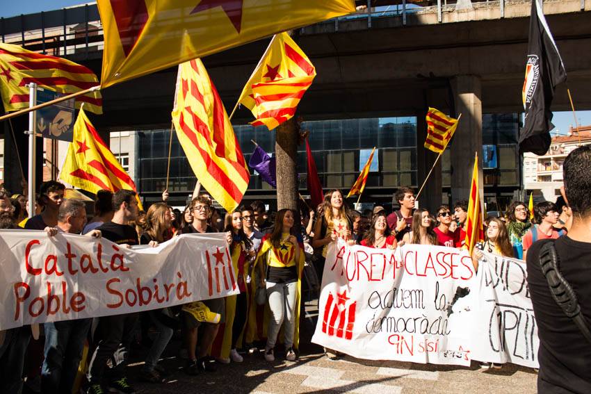 Ocupen la subdelegació de l'Estat a Girona per a reclamar la consulta