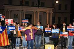 "lliçons d'independència" davant de l'ambaixada espanyola a Londres