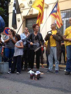Votant simbòlicament davant del consulat espanyol a Perpinyà