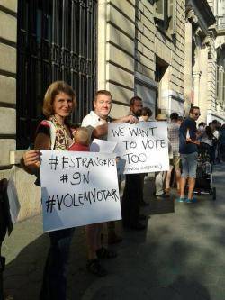 Avui algunes de les persones que han fet cua davant del Palau Robert (seu del registre a Barcelona) portaven cartells reclamant poder votar i mostrant els hashtags #estangers, #9N i #VolemVotar (fotografia @Giralux)