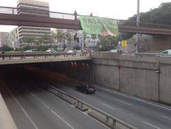 Penjats sobre el pont de la plaça Cerdà en suport amb el encausats del Pla Caufec