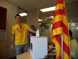 Oscar Surís, un barceloní de 26 anys que fa 3 anys que viu i treballa a Austràlia ha estat el primer català que ha votat a la consulta del 9-N (fotografia: Templar Querol)
