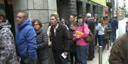 Cua a Andorra per anar a votar