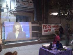 L'acció ha consistit en una petita concentració, el visionat de diferents audiovisuals i el repartiment de fulletons informatius entre els vianants.