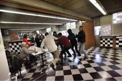 Moment en que uns ultradretans unionistes volien emportar-se una urna de l'Escola d'Hosteleria de Girona (fotografia: Carles Palacio)