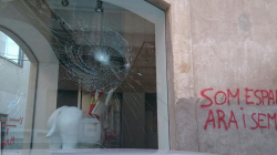 No es descarta que l'atac feixista sigui una mena de commemoració neonazi de la "Nit dels vidres trencats" en la setmana del seu 76è aniversari.  