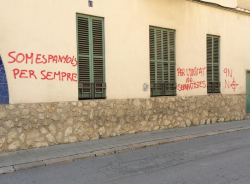 Pintades unionistes davant la Galeria Ventós