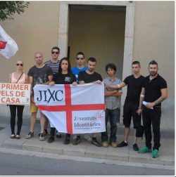 La tercera persona començant per l'esquerra de la fotografia (el noi alt amb samarreta a ratlles) és un dels agressors del punt de votació de Girona. Els dos primers són Marta Ramos i Enric Juan (veure article: Vandalisme feixista).