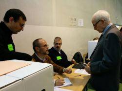 L'avi Quimet votant a Girona