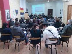 El debat va aplegar unes 50 persones a la seu d'IU Villena