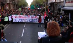 Capçalera de la manifestació davant de la delegació del govern espanyol a Catalunya