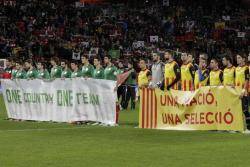 Les seleccions van saltar al camp amb unes pancartes reivindicatives