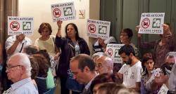 Protestes en con contra de l'aparcament de busos a la Sagrada Fam&iacute;lia