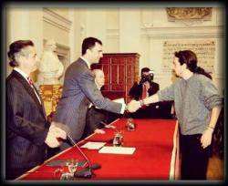 Encaixada de mans entre Felip VI i Pablo Iglesias