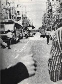 Còctel molotov llençat contra un Land Rover de la policia espanyola en uns enfrontaments entre militants del PSAN-P i les forces d'ocupació (1977) 